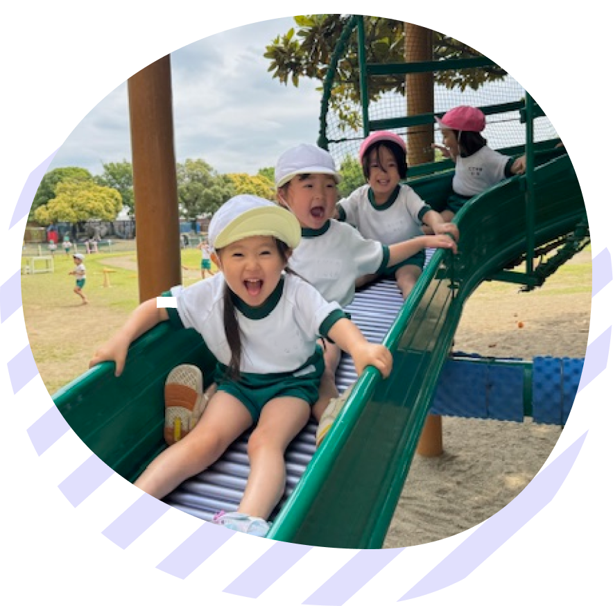 園児がポーズしている様子