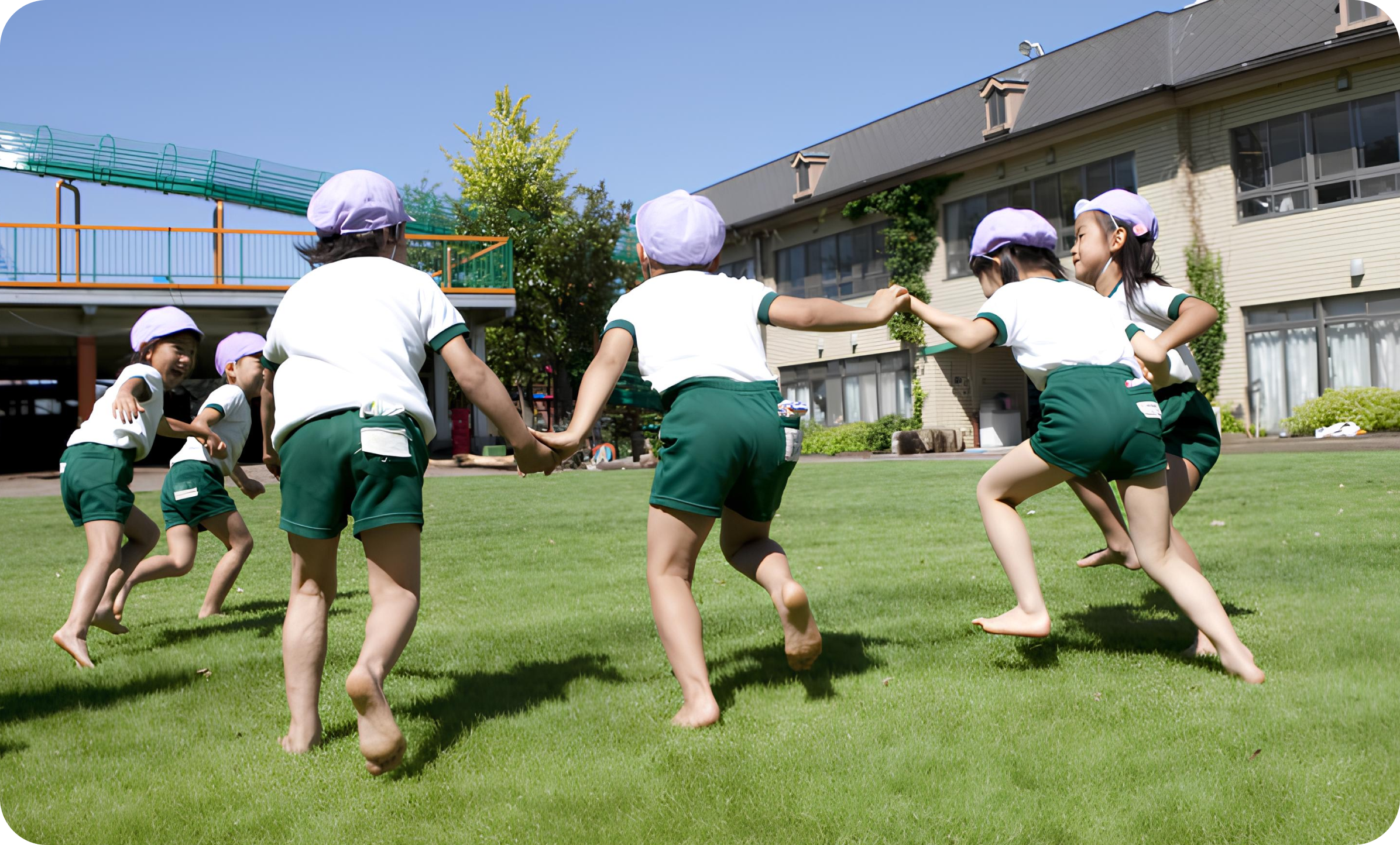 幼稚園児が楽しんで遊んでいる様子