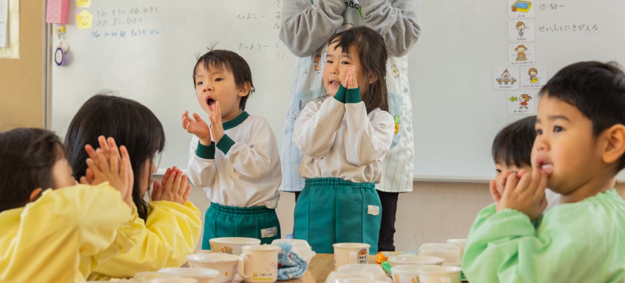 子供が歌を歌っている様子