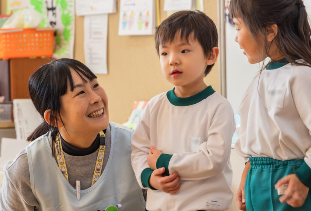 保育士と子供の写真
